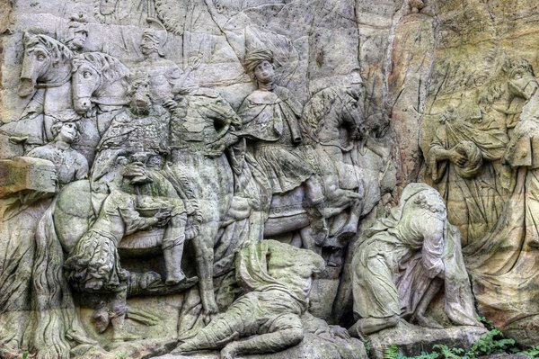 Quels sont les services assurés par le magicien Corentin Fayard ?